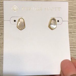 NWT Kendra Scott Clove earrings ivory pearl